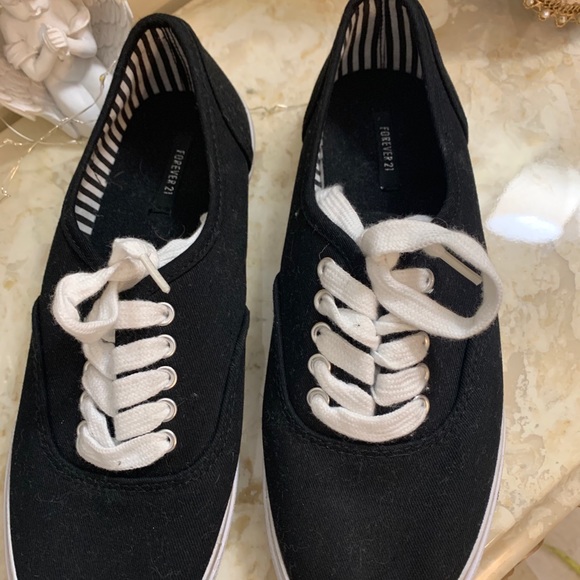 Converse/Van style shoes - Picture 2 of 4